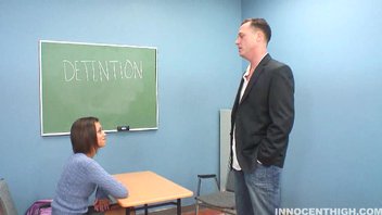 Миа Лина трахается с парнем в школьном классе