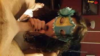 Надела Маску.