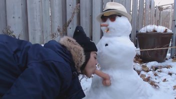 Отъебала Снеговика.