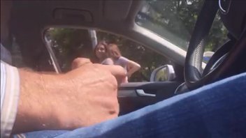 Дрочу в Машине на Тёлок.