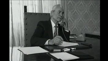 Чёрно-белая сцена с Пенелопой