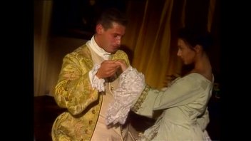 Пенелопа в образе графини трахается с мужиком