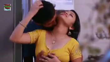 Индийская парочка любит страстные поцелуи и ощупывание прелестей