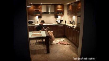 на кухне  дома