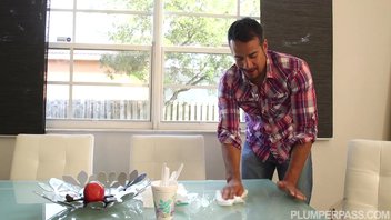 Ради повышения на работе трахает и пытаеться довести до оргазма свою жирную начальницу Erin Green