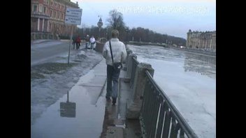 Двух блондинок заманили на вино и устроили оргию вчетвером