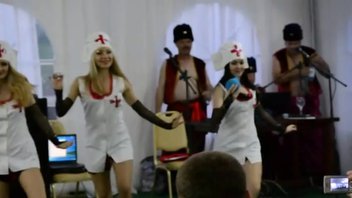 Три девушки танцуют стриптиз для толстого именинника