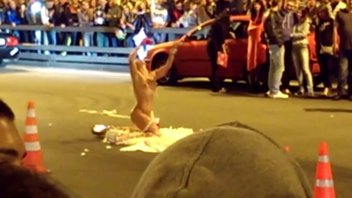 Девушка показывает стриптиз перед стартом ночных гонок