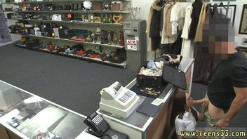 Милашка захотела скидку, поэтому здоровый болт продавца жарко отсосала