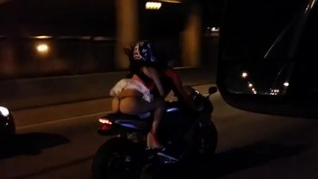 Снял на камеру как у девахи на мотоцикле задралась юбка