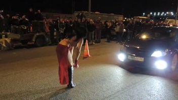 Красивый стриптиз с большими сиськами прямо перед стартом