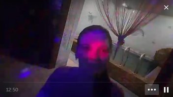 Тряся сиськами веселые телки танцуют у зеркала в сауне