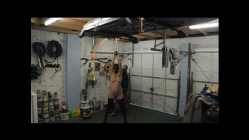 Милфа в маске BDSM