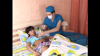 Спящая брюнетка оттрахана доктором в маске