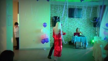 Танцевальная пара меняя образы показывает стриптиз