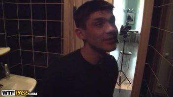 Дала перед камерой раком в ванне и пошла подмываться