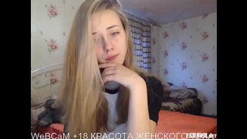 Мужики уломали блондинку два раза показывать большие сиськи