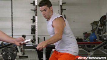 Вот это разминка, тренер проучил сексапильную жучку Келси Монро (Kelsi Monroe) в задний канал, был настоящий хардкор в спортзале