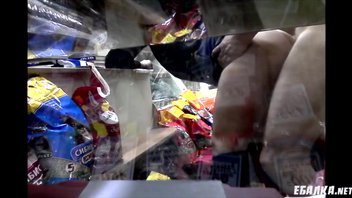 Мужик трахает свою жену раком в зоомагазине и снимает