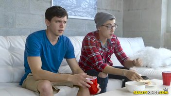 Мамка с пышными формами Тиган Джеймс (Tegan James) жарилась с молодым отлично