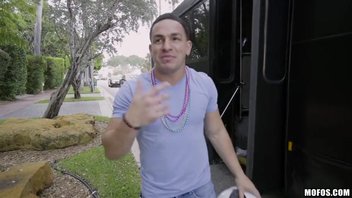 Настоящий класс в ебле с распутным пацаном молодая телочка Ариа Фаэ (Arya Fae) смогла показать