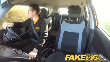 Инструктор по вождению знает, как сучек на секс в машине разводить