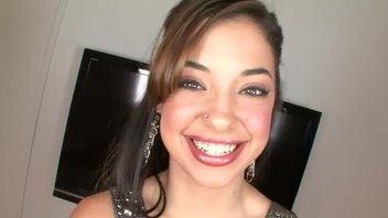 Латинская молодая сосунья Гиги Ривера (Gigi Rivera) причмокивала и подставляла пилотку