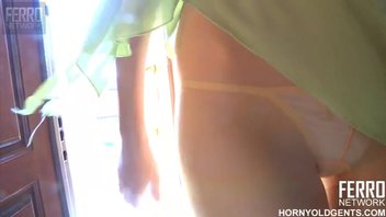 Чтобы мужик отстал девушке пришлось раком ждать его оргазма