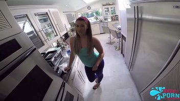 Клара Голд (Klara Gold) любит деньги, поэтому за бабки она распутника согласилась радовать