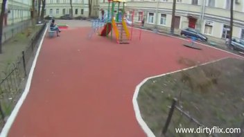 Удачный пикап на детской площадке