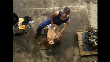 Лаура Сенклер трахается с автослесарем