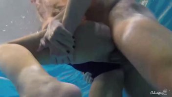 В воде спаривание с блудливой блондинкой началось, продолжалось возле бассейна