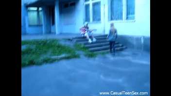 Молодой русский уличный музыкант развел девку на еблю