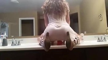 Камера, игрушка и маманя, которая охотно резвилась