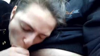 В автомобиле молодая пилоточница исполняла отсосенский