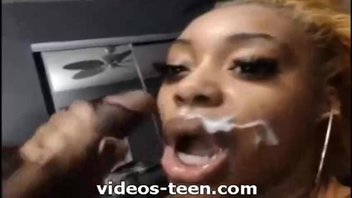 Чёрная сосулька – здоровую базуку сосет шоколадная самка