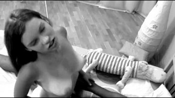 Русская сучка ловко прыгает на пенисе мулата и позирует