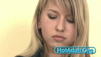 блондинка дает  парню раком