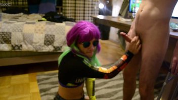 девка одела парик и очки и соснула