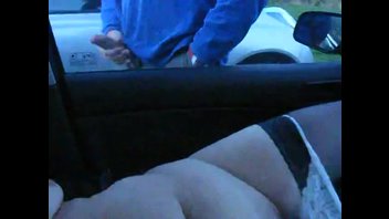 Дрочит на Женщину в Авто.