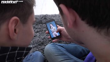 Показал другу фото своей голой жены