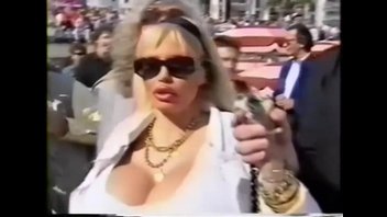 Лола показала свои ШАРЫ на пляже в Каннах