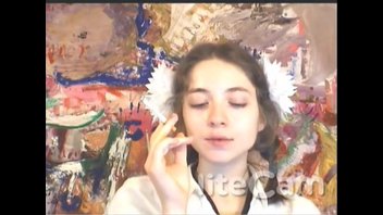 Милашка покурила перед камерой