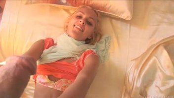 Кудрявая худенькая блондиночка обожает секс