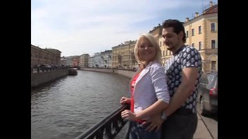 Молоденькая блондинка с удовольствием трахнулась в зад