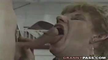 Старая бабушка лядь молодого пацана разводит на жаркое спаривание, хорошо так молодой курва вспоминает