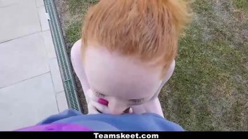 Рыженькая немного ломается, но потом на еблю соглашается