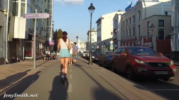 JENY SMITH прокатилась на самокате