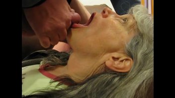 Сую Пиписку в Рот Бабульке.