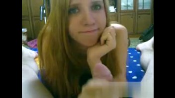 Длинноволосая развратница подрочила член, а потом знатно его отсосала